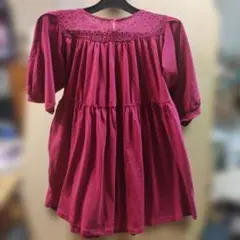 刺繍付きマゼンタ色フレアトップス