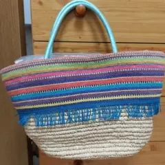 カラフルなストライプのかごバッグ
