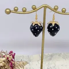 ハンドメイドピアス❤️大人可愛い❤️ゴールド×ブラックいちごピアス❤️アナスイ
