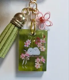 No.1623　レジン　キーホルダー　シマエナガ　桃の花　グリーン　和柄