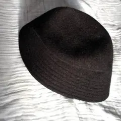 黒のUNIQLOウールバケットハット
