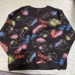恐竜デザイン トレーナー 黒 目立った汚れはないが多少の毛玉あり