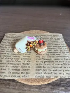 アイス　シュークリームフェイクスイーツチャーム　目印アクセサリー
