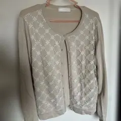 Aylesbury 刺繍入りベージュカーディガン