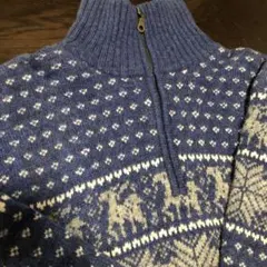 トナカイと雪の結晶のデザインが特徴のジップアップセーター