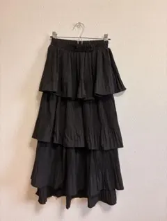 フリル付き黒ロングスカート
