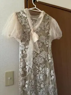 花柄刺繍入りクリーム色ドレス