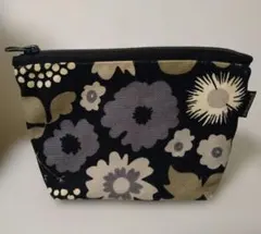 【中古・匿名】marimekko マリメッコ 花柄 ポーチのサムネイル