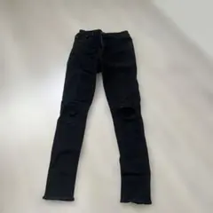 スキニーデニム ブラック 膝ダメージ