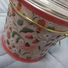 イチゴデザインの空き缶