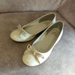 アイボリー リボン付き フラットシューズ