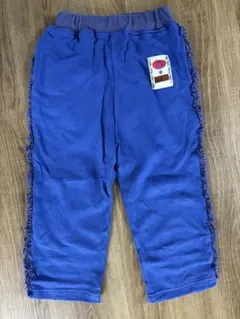 フリンジ付き青パンツ