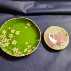 花模様の緑色小皿