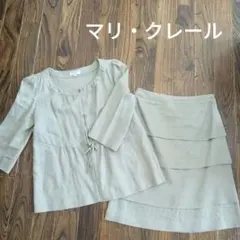 ベージュのスーツのサムネイル