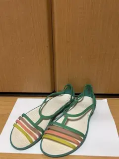 Crocs カラフルフラットサンダル