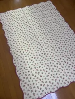 ローラアシュレイ　ラグ