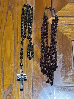 ピースネックレス、木製の玉の十字架ネックレス　2本セット