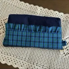 ファミリア風青チェックの前面フリル付きペンケース　ポーチ　ハンドメイド