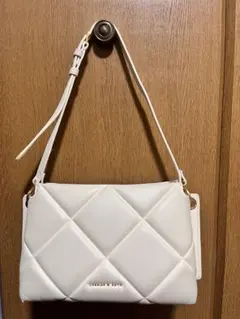 Charles & Keith ホワイト キルティングハンドバッグ