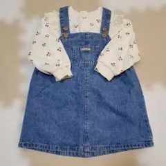 デニムオーバーオールとフリル付きトップスセット