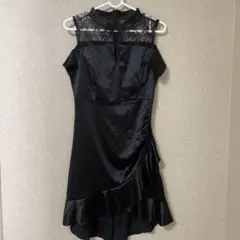 オフショルダー ブラックドレス フリル付き