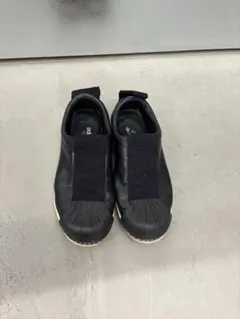 adidas ブラック スリッポン