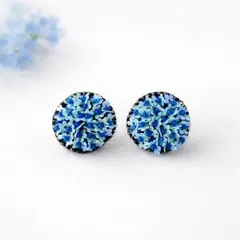 ブルーの小花スパンコールがきらめく＊ラウンド型の春ピアス／イヤリング