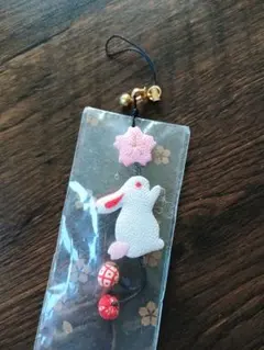 ウサギと花の携帯ストラップ