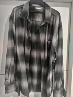 黒チェックシャツ