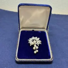 葉っぱとパールのエレガントブローチ