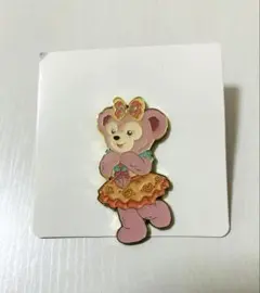 【新品】ダッフィー&フレンズ　シェリーメイ★バッチ