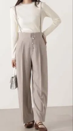 サスペンダー付きベージュワイドパンツ