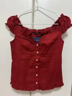 赤いフリルオフショルダーシャツ