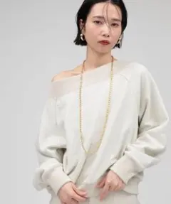 オフショルダーオフホワイトスウェット