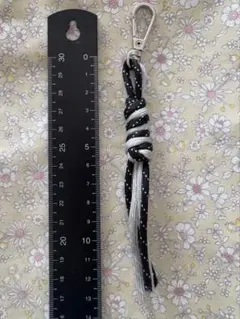 黒と白のストライプ 携帯ストラップ