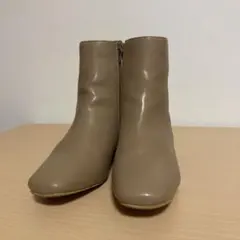 Menue メヌエ スクエアトゥショートブーツ ベージュサイドジッブM