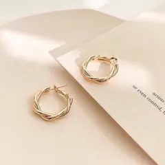 ツイストピアス　フープピアス　ゴールド　シンプル　ツイストデザイン　軽量　高品質