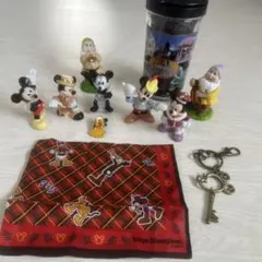 ディズニー ミッキーミニー置物 陶器 5点プルート ピンバッジ 小人2点ハンカチ
