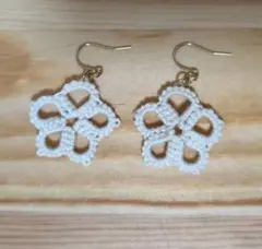 レース編み花形ピアス ホワイト