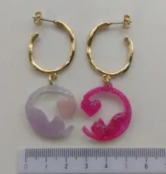 ペールピンクと赤のラメ入りレジン製、猫のシルエットピアス