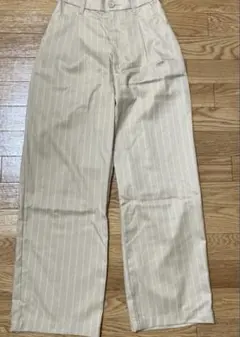 【H&M】新品未使用　ベージュ ストライプ パンツ　レディースのサムネイル