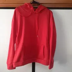 赤いフード付きパーカー