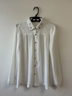レースビジュー付き　ホワイトシャツ　ブラウス　白