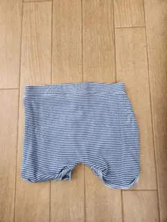 ストライプデザインのパンツ