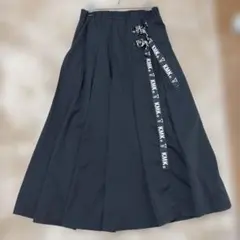 キングリーマスク　ロングスリッドプリーツスカート