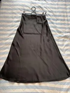 黒 サテンフレアスカート