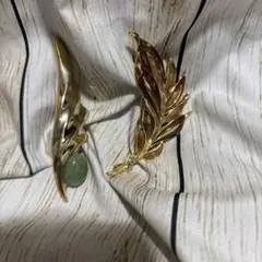 ブローチ 緑色の石付き&葉型のブローチ2点セット中古品