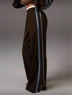 ブラウン ルーズフィットパンツ 青いストライプ