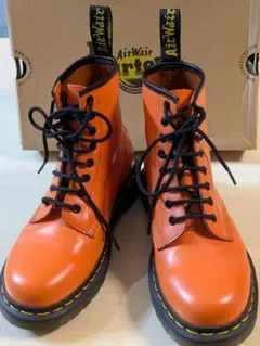 Dr. Martens 8ホール ブーツ オレンジ