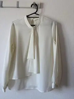 アイボリー リボン付き 長袖ブラウス
